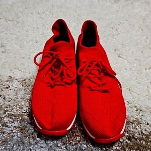 Comfortable, slip-on, Red/White, size 8.5 (US), 41 (EU) Tennis shoe.